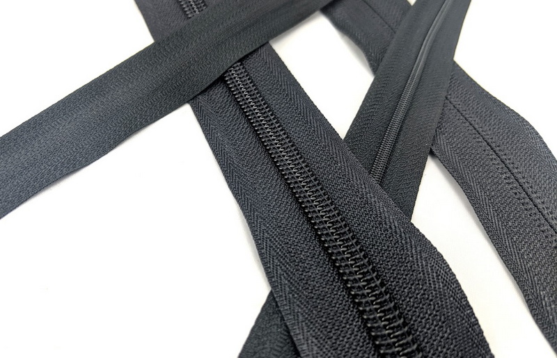 Nylon coil zipper in black