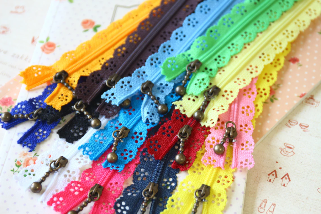 Lace Edged Zipper Roll